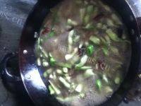 五花肉炖豆角做法图解6)