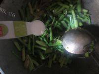 家常菜芹菜炒粉做法图解6)