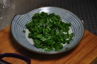 美味的葱爆小江虾做法图解3)