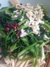 好吃的菠菜豆芽拌面筋做法图解5)