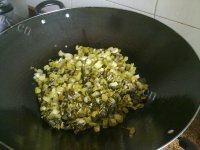 简单的酸菜炒肉做法图解5)