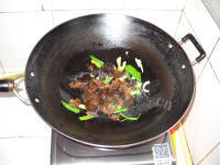 美味蒜香枸杞肉丝面做法图解9)