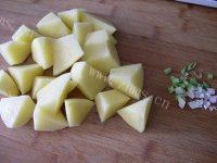 「美味可口」牛肉炖土豆做法图解3)