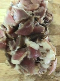 家常黄瓜炒腊肉做法图解2)