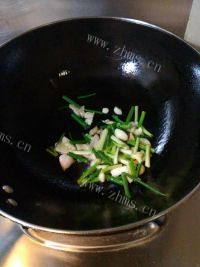 口感饱满的鲜鲍鱼焖鸡肉做法图解4)