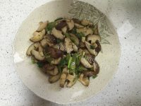 家常菜青椒炒香菇