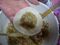 自制猪肉白菜蒸饺做法图解9)
