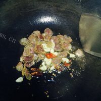 香香的腊肠炒荷兰豆盖饭做法图解8)