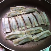 咸甜适中的韭菜鸡蛋煎饺做法图解7)
