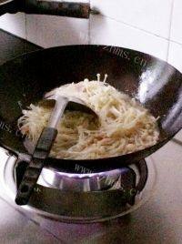绿色食物金针菇炒肉丝做法图解6)