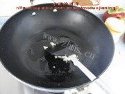 家常菜香肠炒西芹做法图解2)