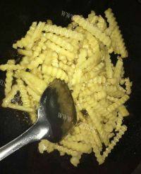 好吃的街边小吃土豆条做法图解6)