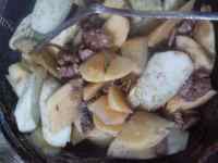 家常菜茄子土豆炖肉做法图解7)