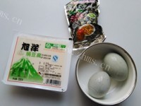 色泽鲜亮的皮蛋拌豆腐做法图解1)
