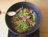 家常菜腊肉炒蒜苔做法图解8)