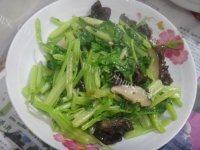 木耳炒芹菜自制