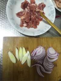 美味的孜然羊肉做法图解2)