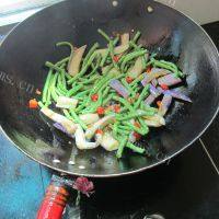 最爱的豆角炒茄子做法图解8)