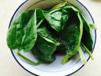养胃的菠菜猪蹄小米粥做法图解1)