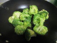西兰花香菇炒培根做法图解5)