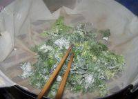 香气逼人的粉蒸芹菜叶做法图解5)