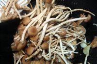 家常菜茶树菇炒肉片做法图解8)