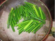 居家肉炒蒜苔做法图解4)