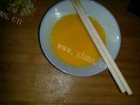 香鲜至极的青瓜炒鸡蛋做法图解2)