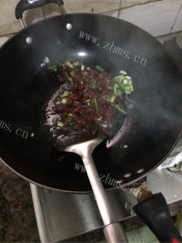 简易腊肠炒饭做法图解1)