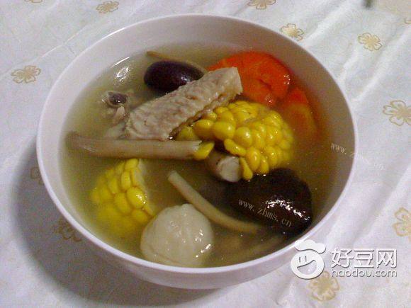 菌菇鲜鸡汤