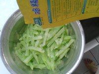 家常菜炝拌莴笋丝做法图解9)