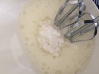 香气浓郁的原味蛋糕卷做法图解4)
