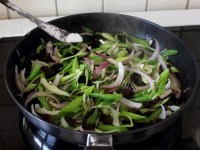 美味的沙茶牛肉烩饭做法图解7)