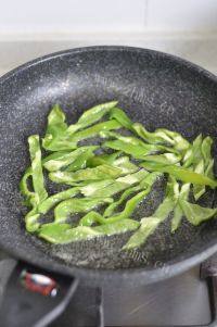 家常菜青椒炒豆腐皮做法图解6)
