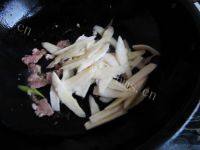 营养丰富的茭白炒肉片做法图解5)