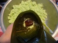 美味的绿西米蜜枣粽做法图解7)