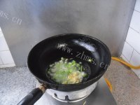 美味鸡腿炖吊瓜做法图解4)
