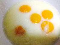 自制黑芝麻戚风蛋糕做法图解3)