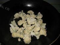 色味俱全的五花肉炒菜花做法图解2)