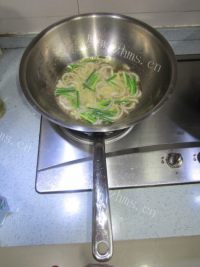 美味的葱油拌面做法图解3)