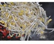 美味的黄豆芽炒粉条做法图解3)