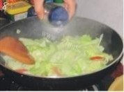 开胃的腊肉炒手撕包菜做法图解8)
