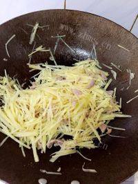 家常菜肉炒土豆丝做法图解5)