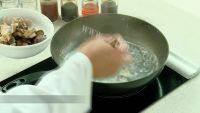 美味的酱爆花蛤做法图解3)