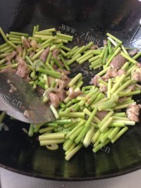 香甜可口的蒜苔肉片做法图解6)
