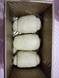 美味的蔓越莓淡奶油吐司做法图解9)