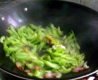 家常菜芹菜炒腊肉做法图解6)
