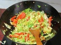 家常菜番茄炒卷心菜做法图解5)