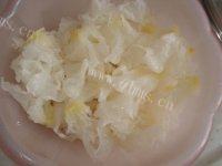 风味银耳雪梨糖水做法图解2)