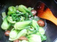 美味的青菜炒香菇做法图解10)